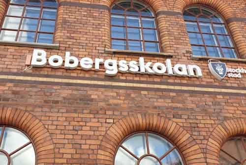 1_Bobergskolan_Fasadskylt_lysande_fristaende_Stockholm